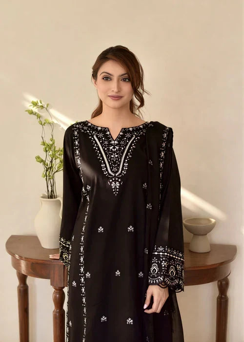 Bareen embroidered festive suit by Tehzeeb Libas (view 2)