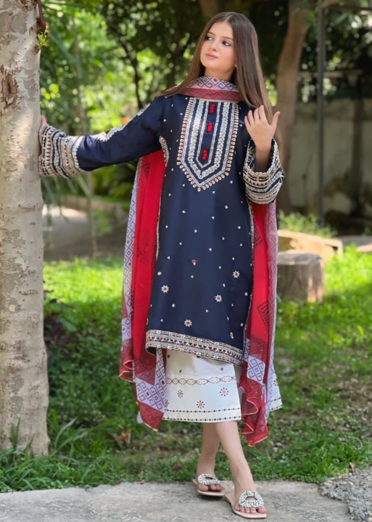 Dastaan embroidered 3-piece festive suit by Tehzeeb Libas (view 2)