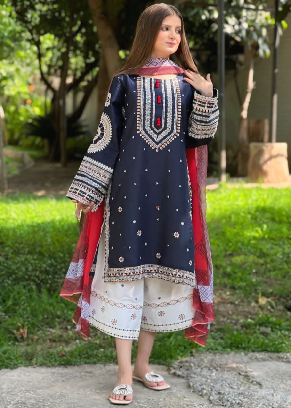 Dastaan embroidered 3-piece festive suit by Tehzeeb Libas (view 3)