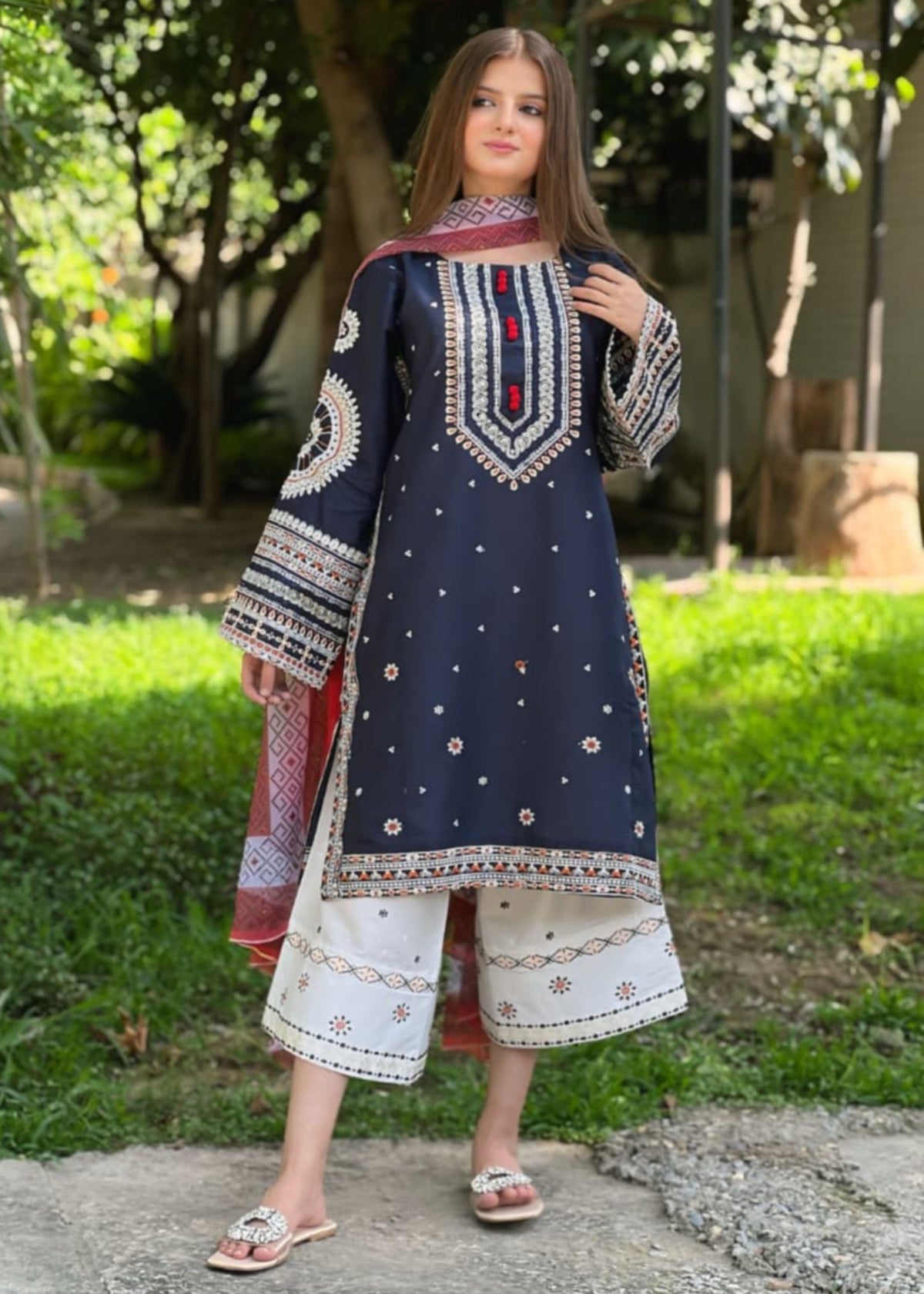 Dastaan embroidered 3-piece festive suit by Tehzeeb Libas (view 4)