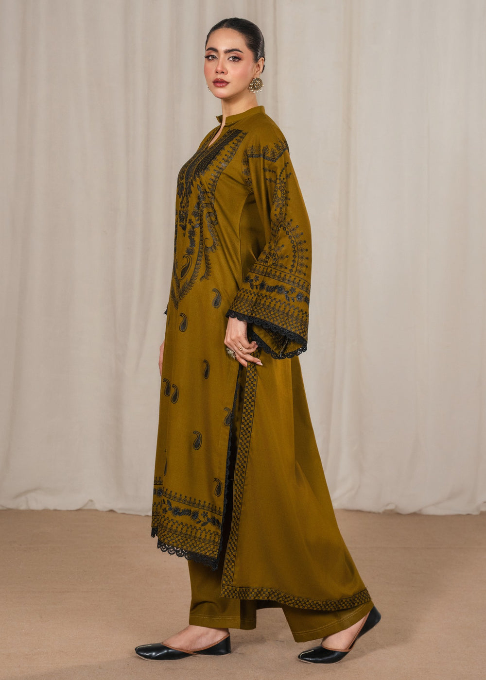 Zaitoon embroidered 3-piece festive suit by Tehzeeb Libas (view 3)