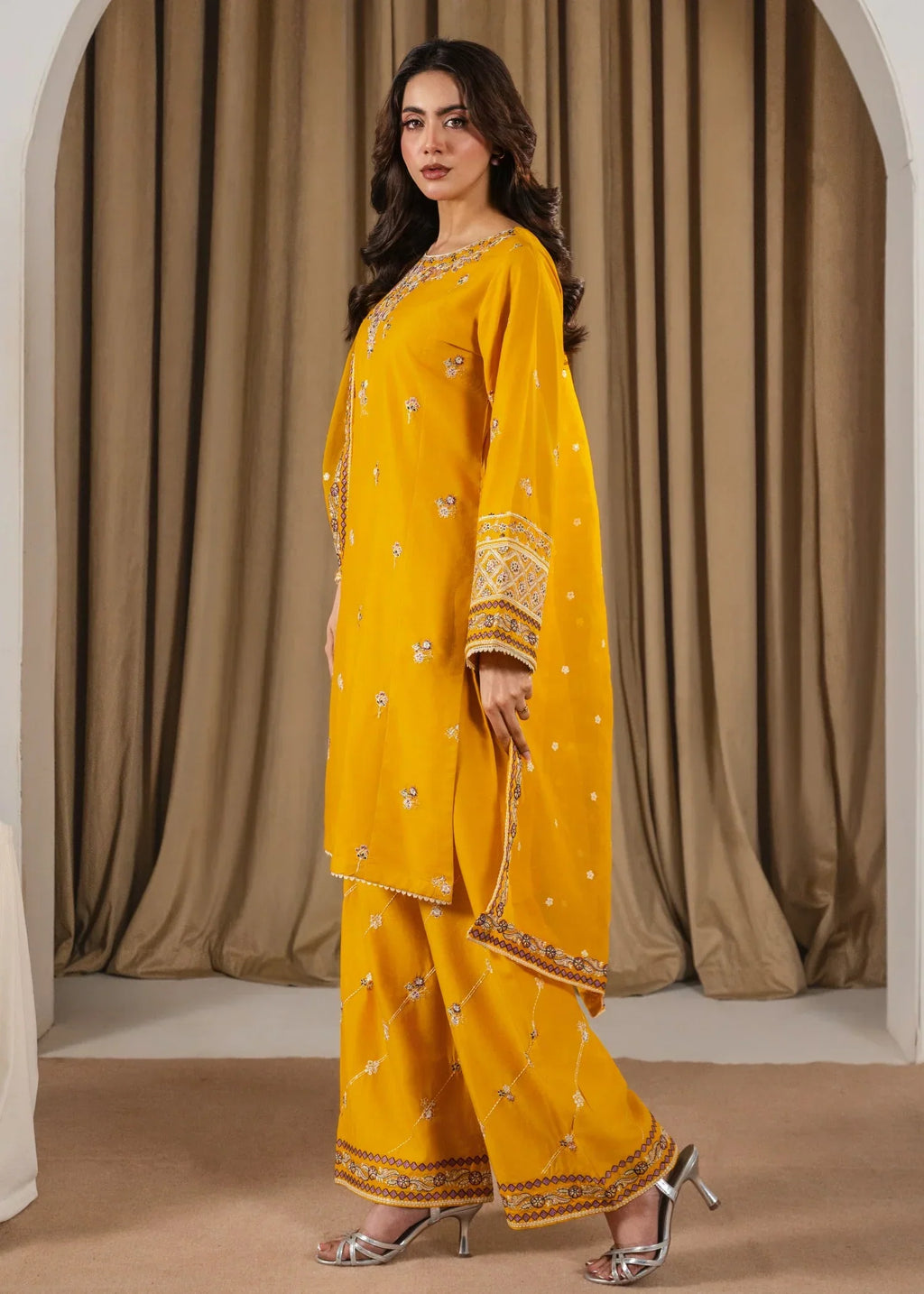 Preet embroidered 3-piece festive suit by Tehzeeb Libas (view 4)