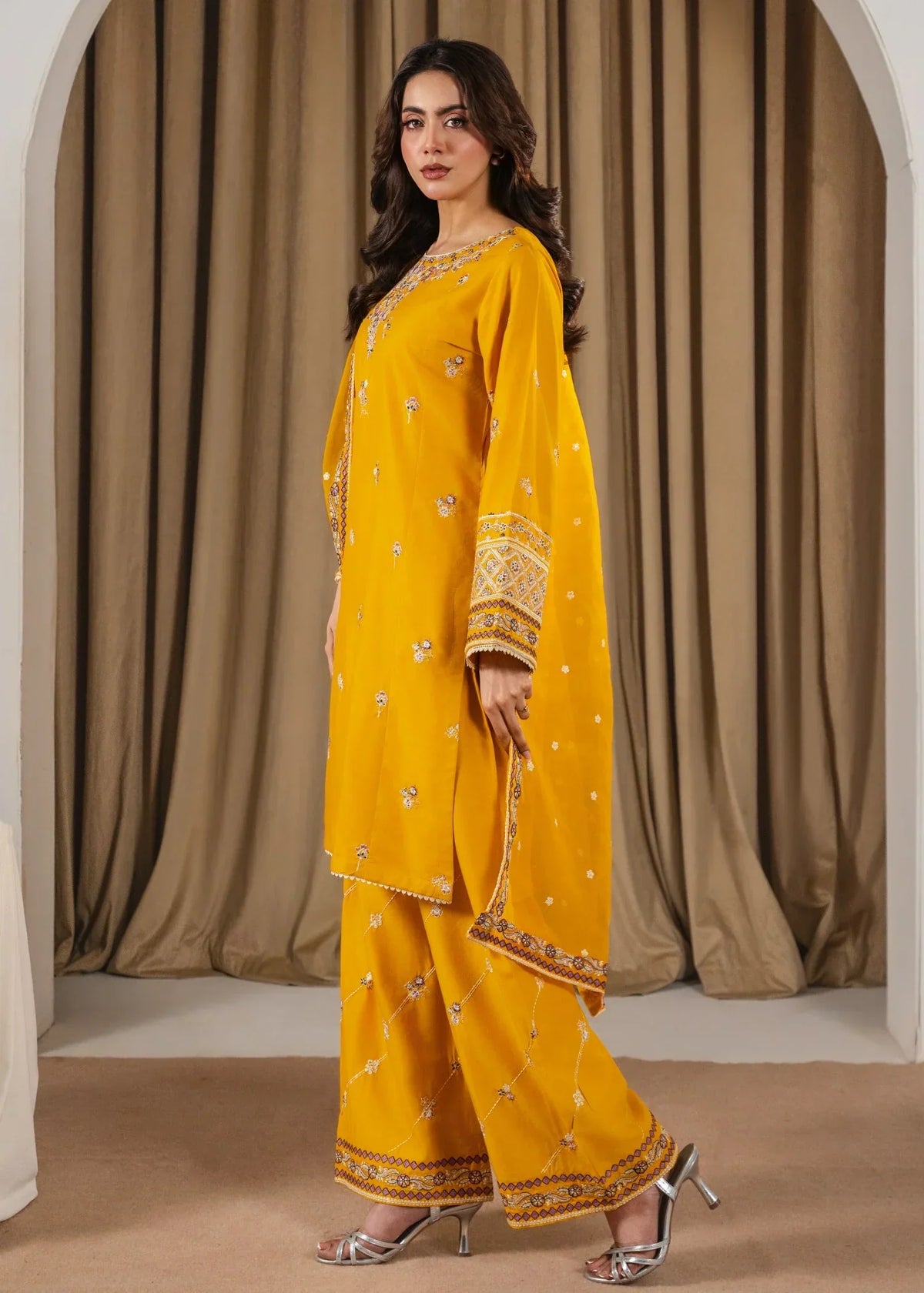 Preet embroidered 3-piece festive suit by Tehzeeb Libas (view 4)