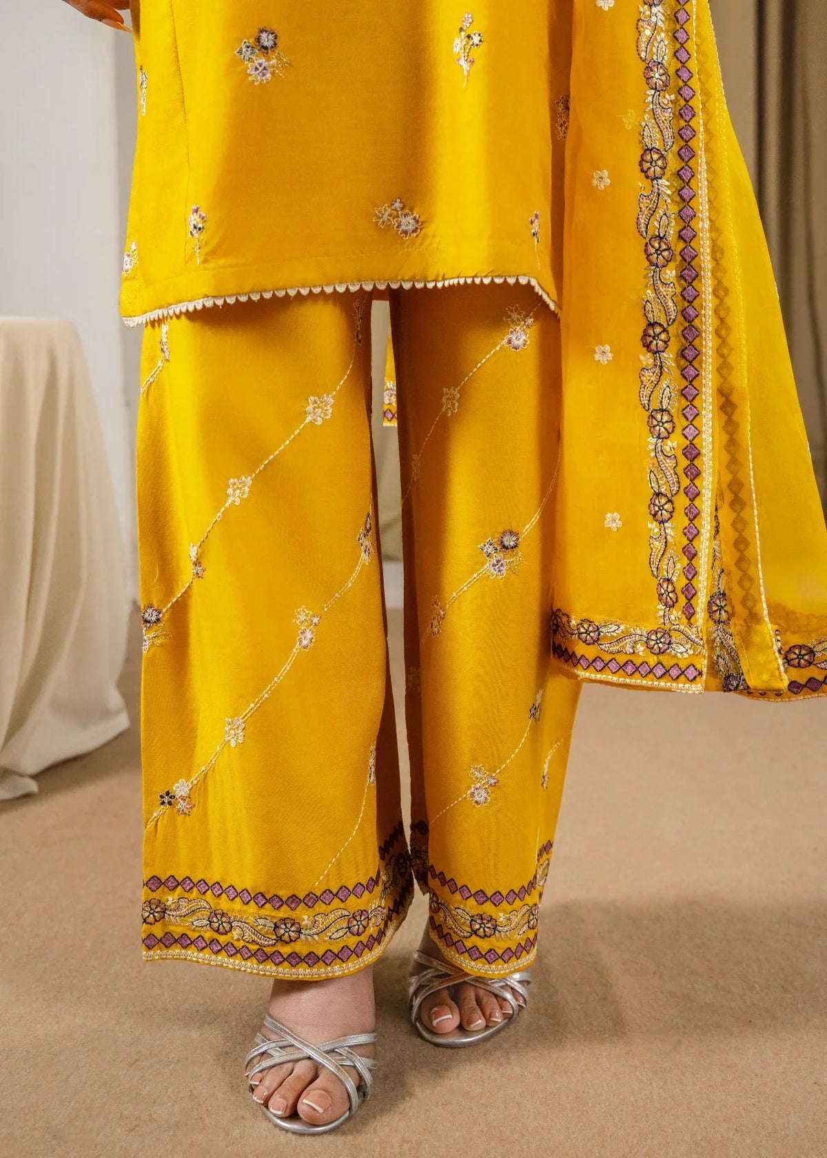 Preet embroidered 3-piece festive suit by Tehzeeb Libas (view 5)
