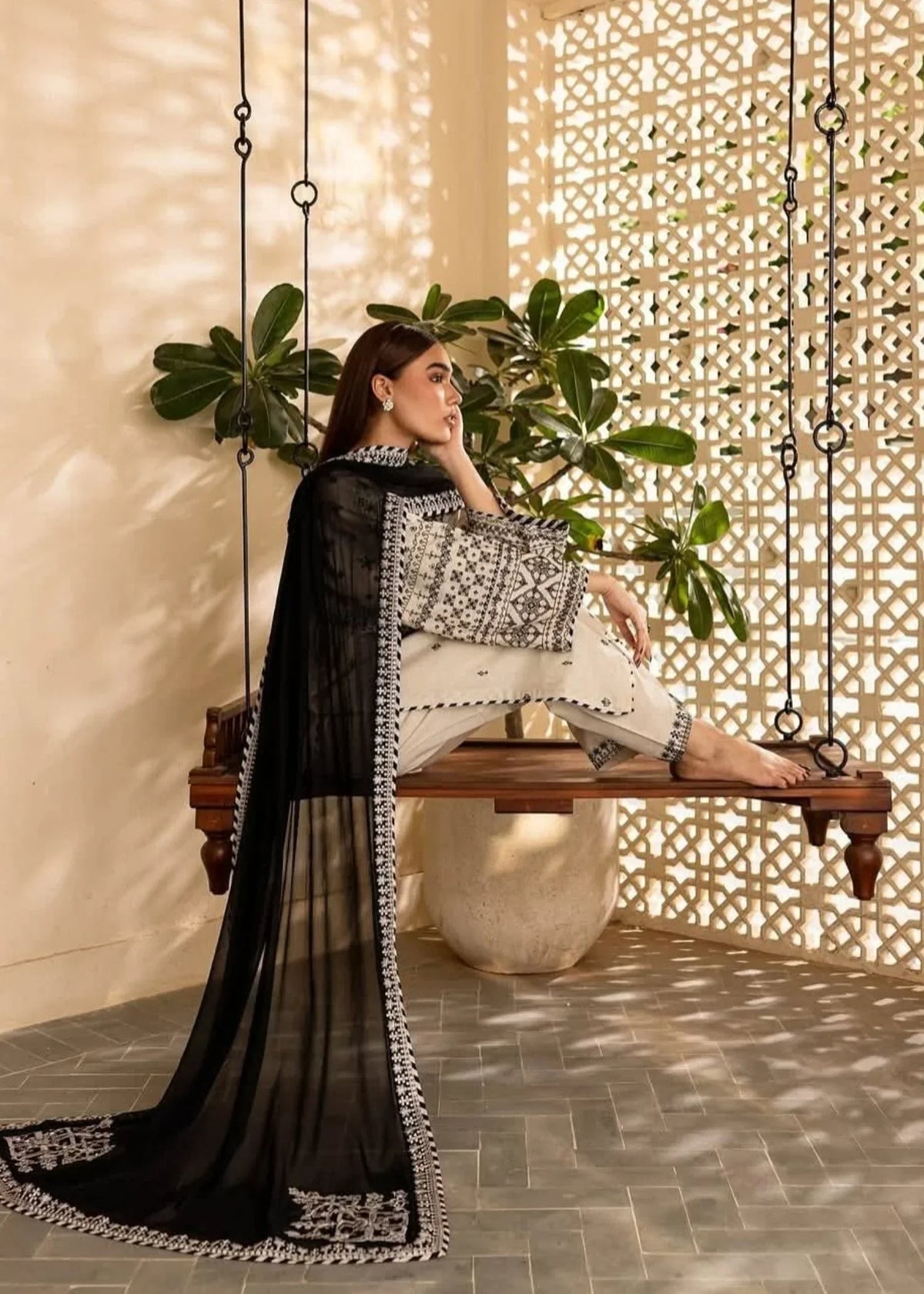 Arfa embroidered 3-piece suit by Tehzeeb Libas (view 4)