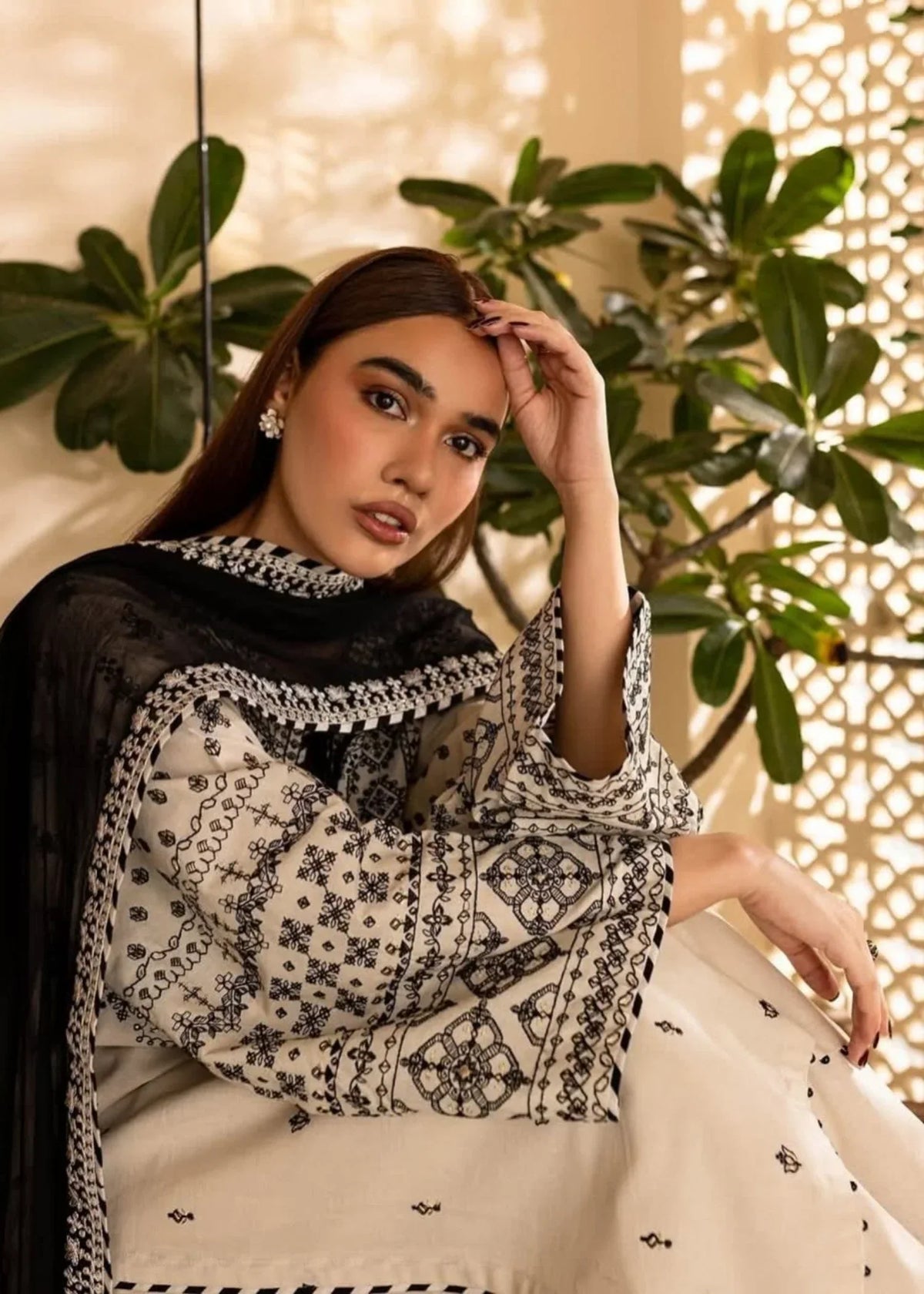Arfa embroidered 3-piece suit by Tehzeeb Libas (view 5)