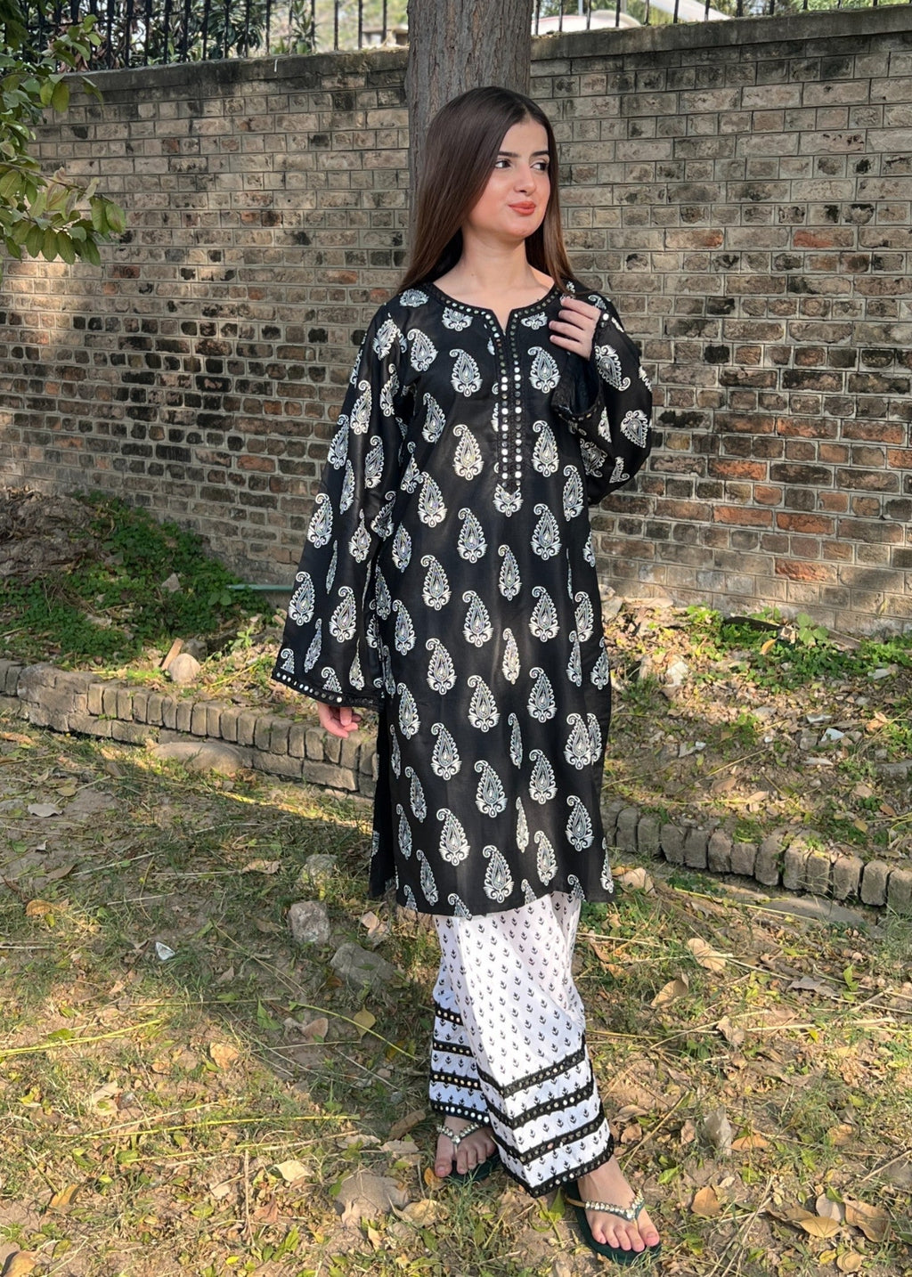 Mahro farshi 2-piece suit by Tehzeeb Libas (view 3)