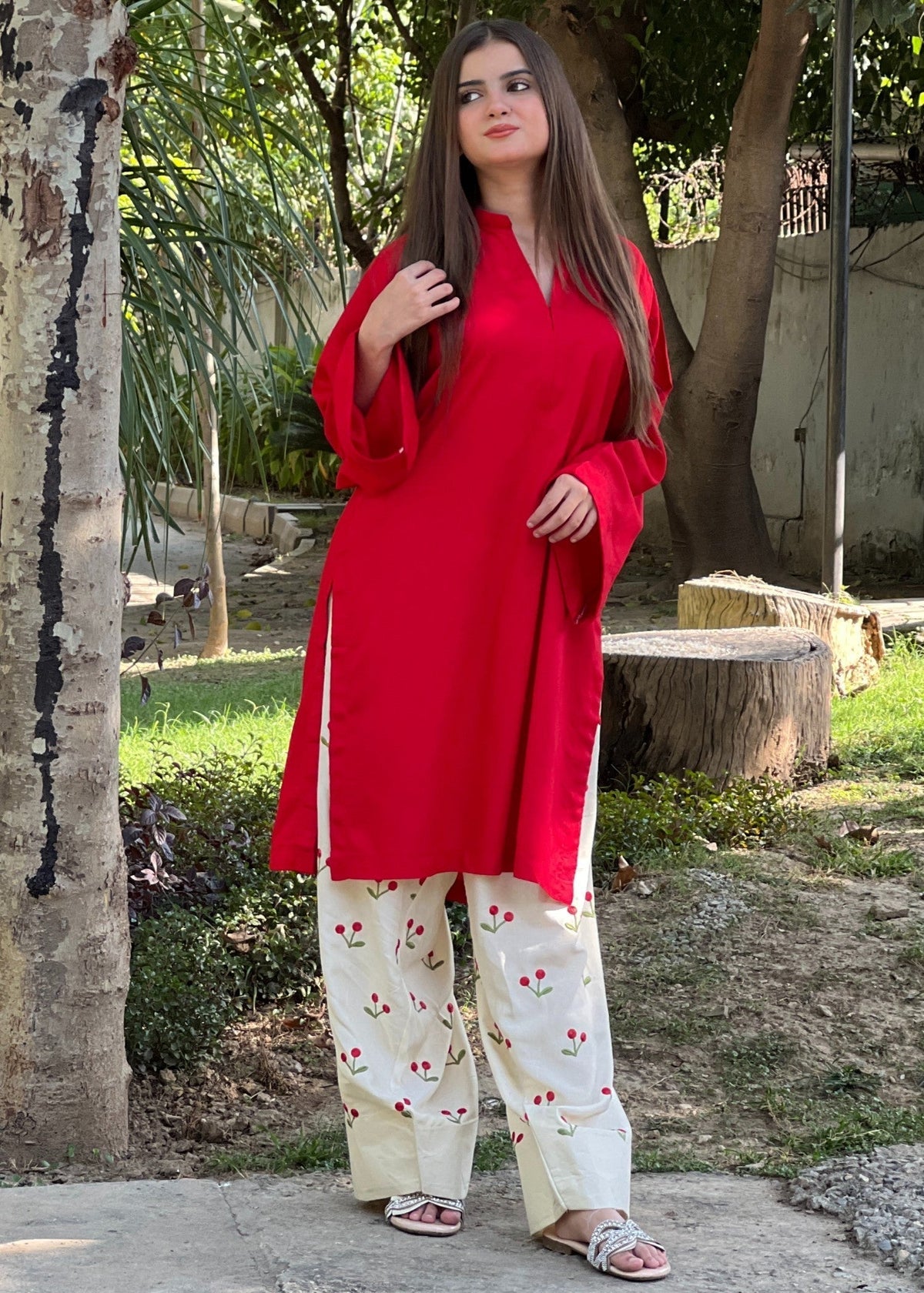Lal Pari embroidered 2-piece suit by Tehzeeb Libas (view 2)