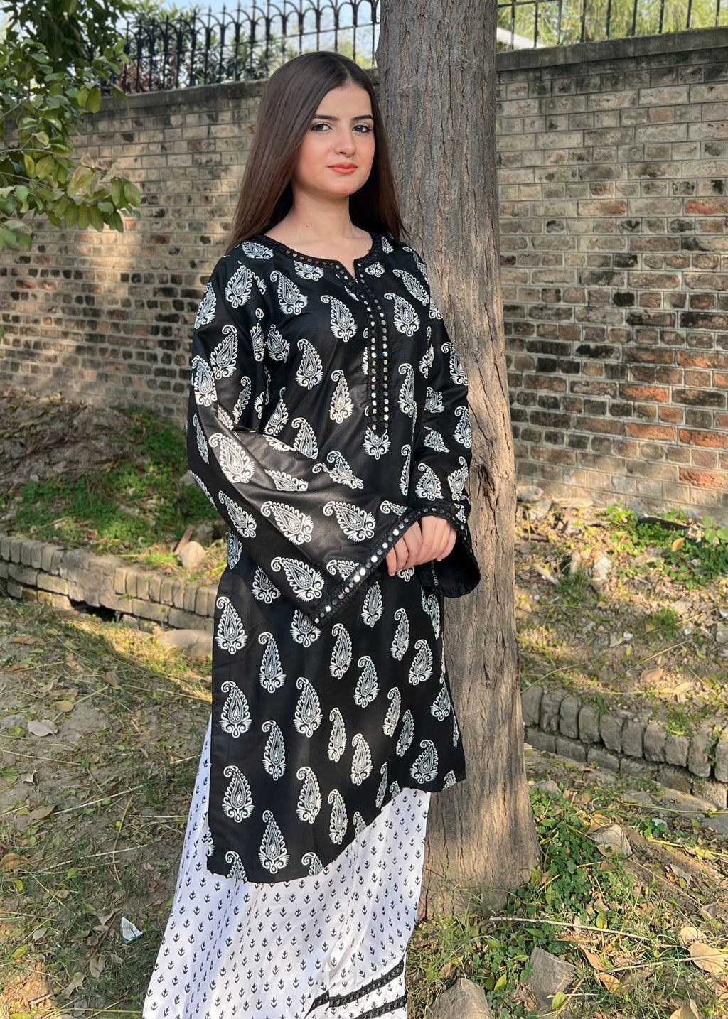 Mahro farshi 2-piece suit by Tehzeeb Libas (view 2)