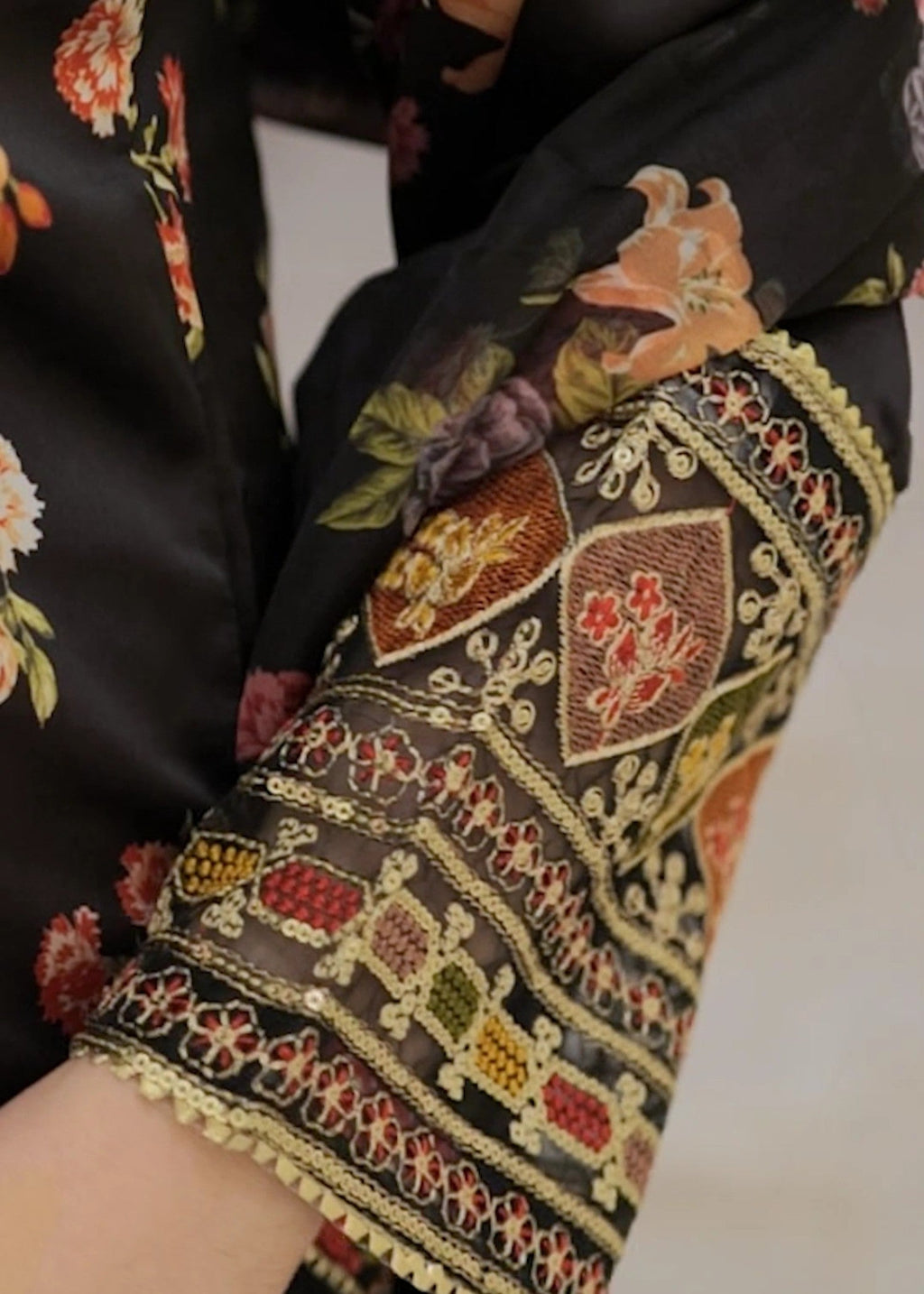 Chandni embroidered 3-piece festive suit by Tehzeeb Libas (view 7)