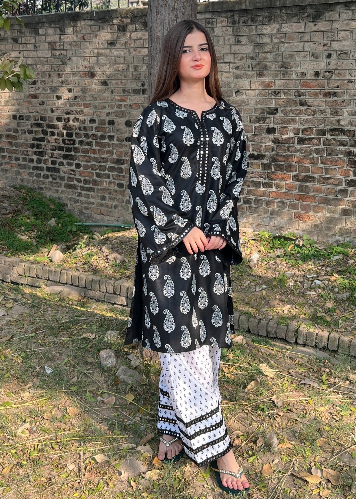 Mahro farshi 2-piece suit by Tehzeeb Libas