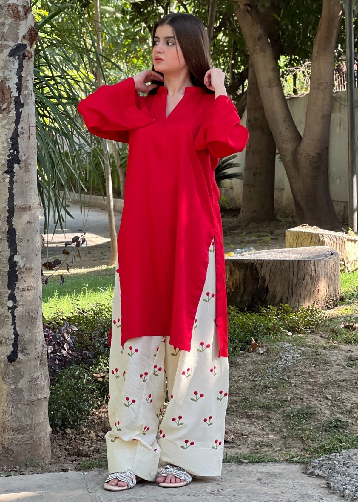 Lal Pari embroidered 2-piece suit by Tehzeeb Libas (view 3)