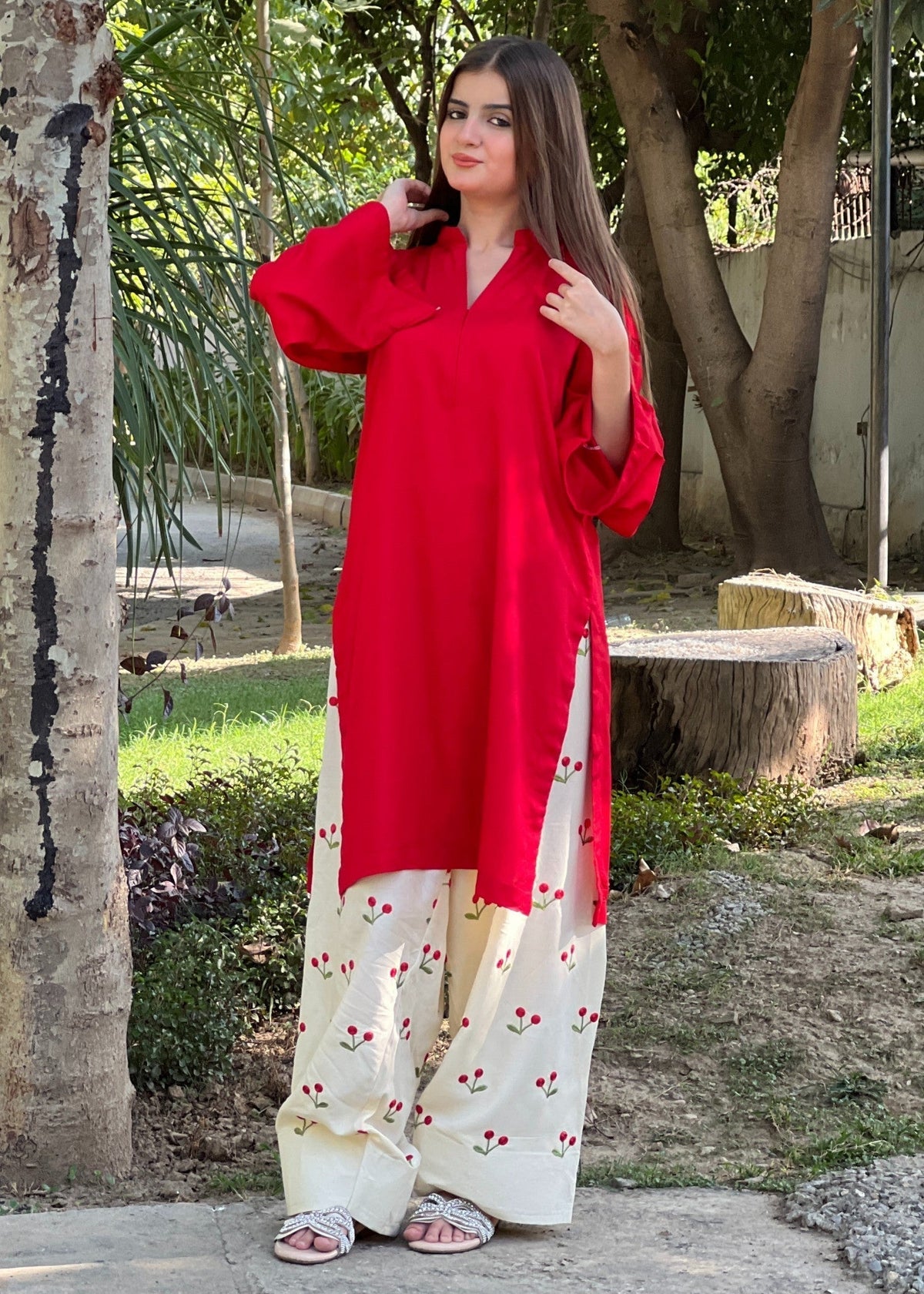 Lal Pari embroidered 2-piece suit by Tehzeeb Libas (view 4)