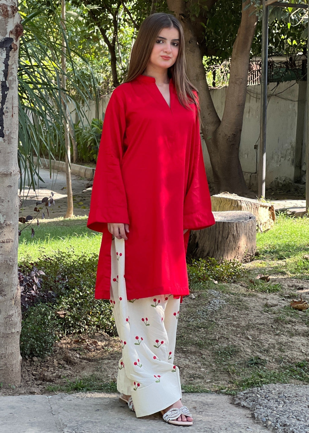 Lal Pari embroidered 2-piece suit by Tehzeeb Libas (view 7)